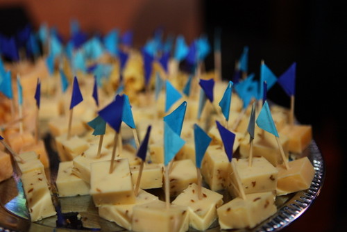 Blokjes kaas met prikkertje en blauw driehoekje